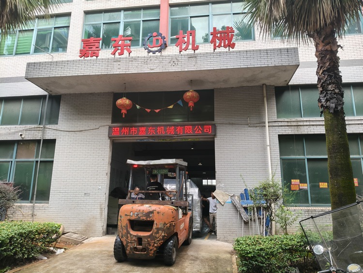 爱体育在线官网定制铝箔压纹分切一体机